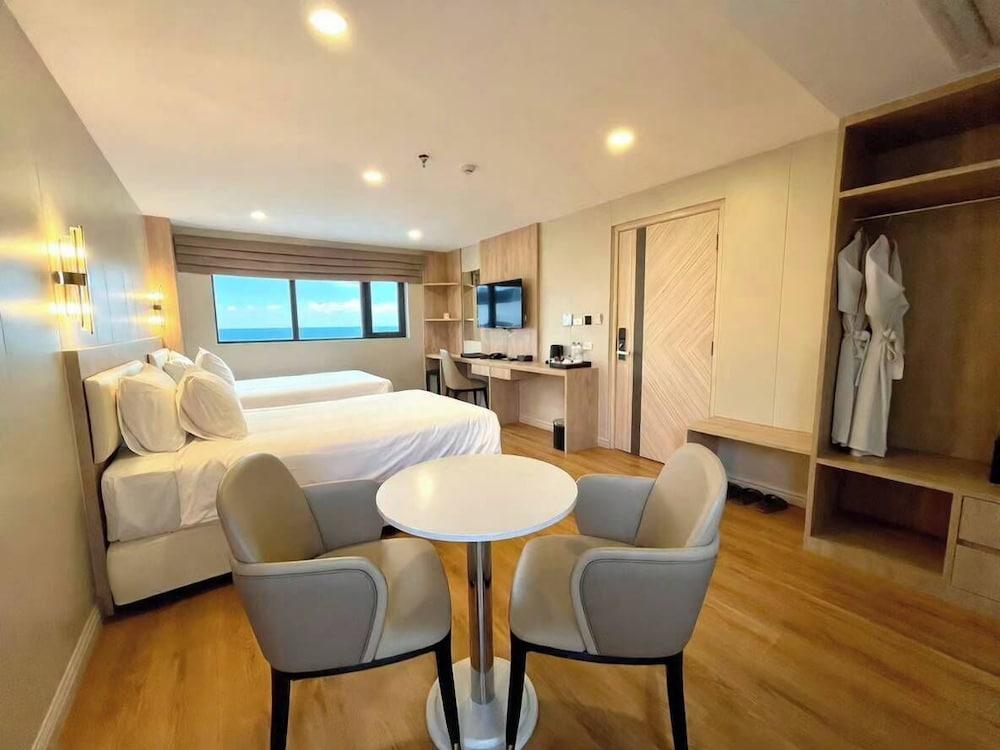Golden Jomtien Beach Hotel Room Type - Superior Ocean Front King/Twin