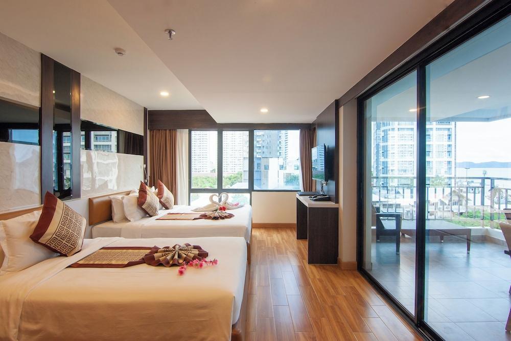 Golden Jomtien Beach Hotel Room Type - Premium Triple Room With Bathtub