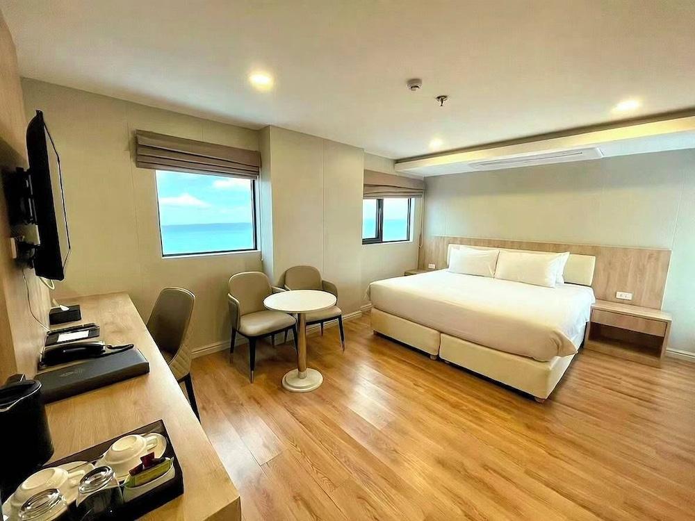 Golden Jomtien Beach Hotel Room Type - Superior Ocean Front King/Twin