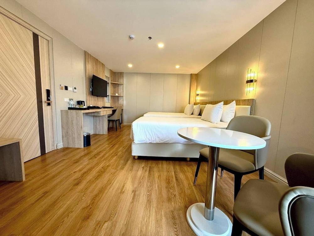 Golden Jomtien Beach Hotel Room Type - Superior Twin Partial Sea View Golden Jomtien Beach Hotel Room Type - Superior Twin Partial Sea View