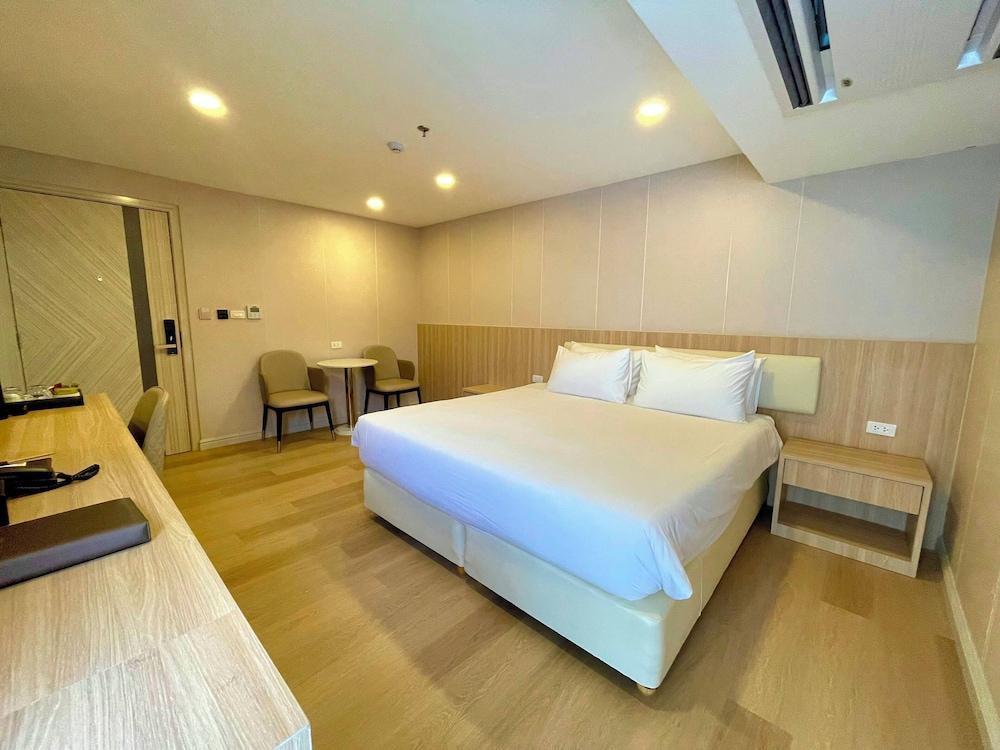 Golden Jomtien Beach Hotel Room Type - Superior King Partial Sea View Golden Jomtien Beach Hotel Room Type - Superior King Partial Sea View