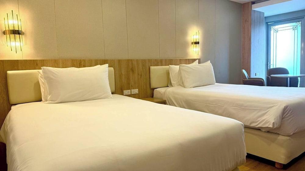 Golden Jomtien Beach Hotel Room Type - Superior Twin Partial Sea View Golden Jomtien Beach Hotel Room Type - Superior Twin Partial Sea View