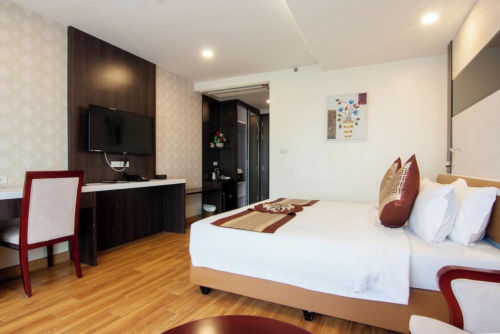 Golden Jomtien Beach Hotel Room Type - Deluxe King Partial Sea View Golden Jomtien Beach Hotel Room Type - Deluxe King Partial Sea View
