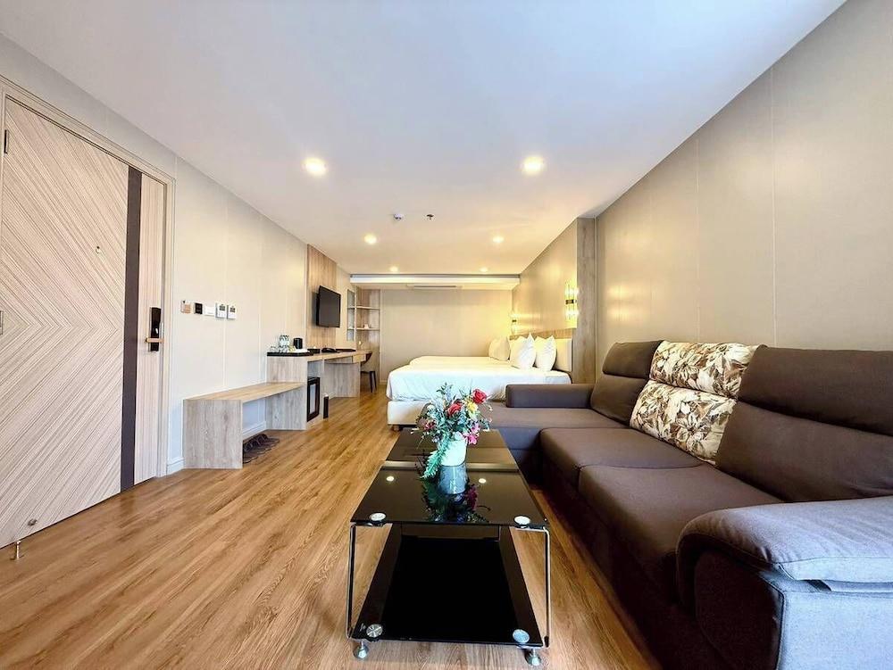 Golden Jomtien Beach Hotel Room Type - Premium Triple Room