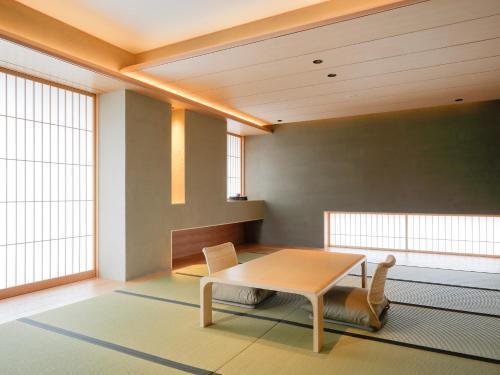 Kaminarimon Ryokan - Tap to explore photos