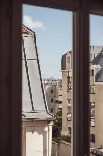 Hôtel de la Gaîté - Tap to explore photos