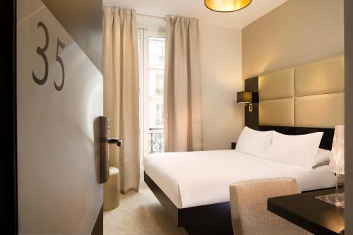 Hotel Le Relais du Marais - Tap to explore photos