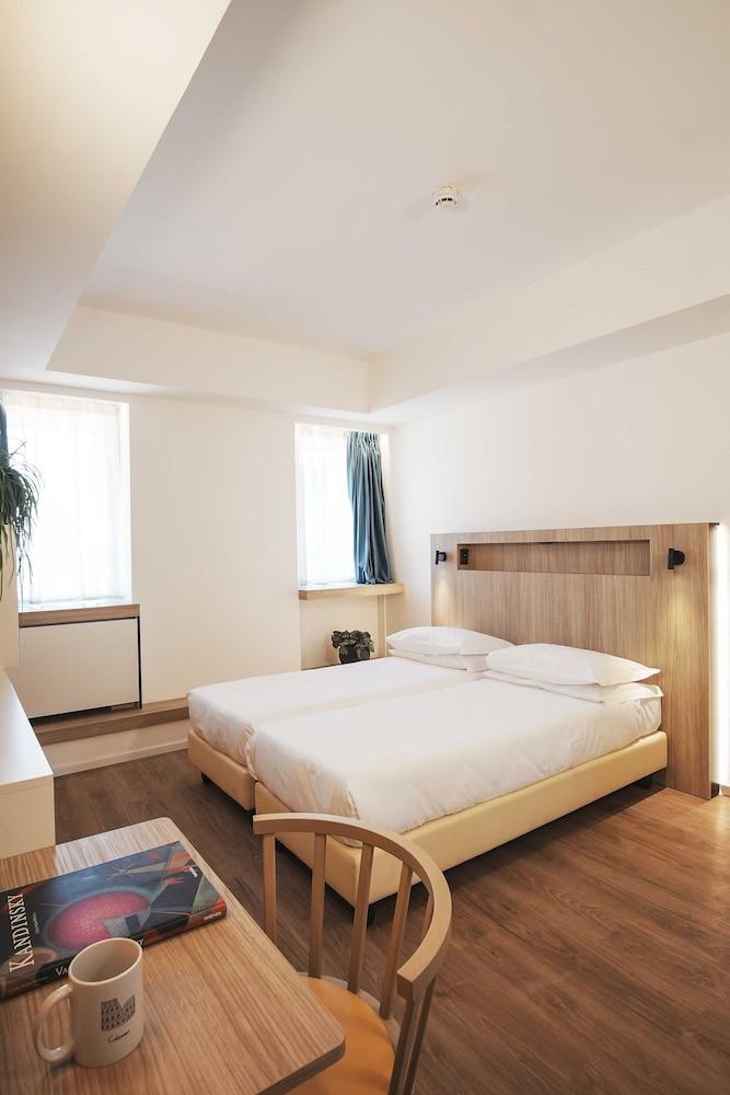 Aparthotel Colombo Roma - Tap to explore photos