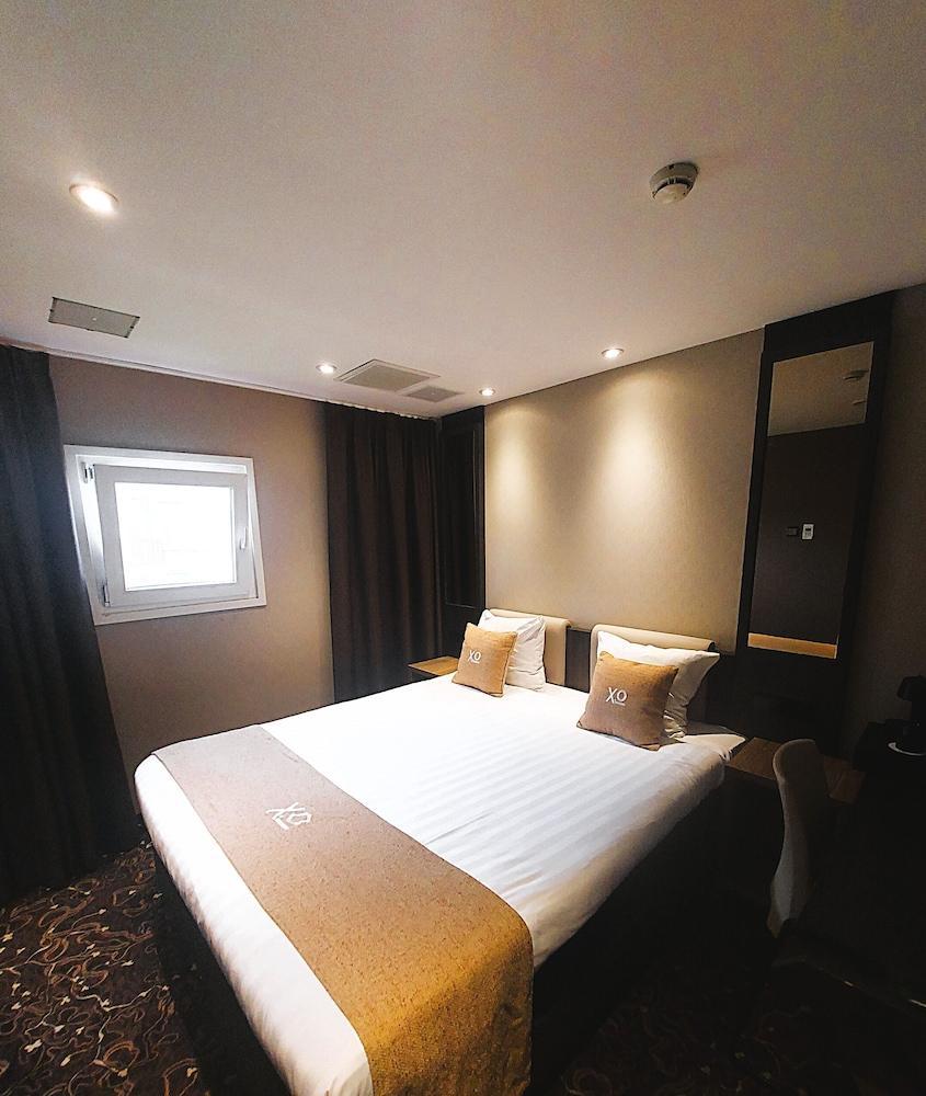XO Hotels Infinity - Tap to explore photos