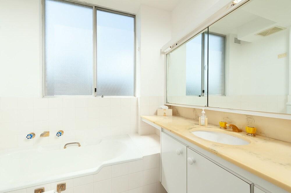 Bondi Apt for 4 Panoramic Ocean - Tap to explore photos