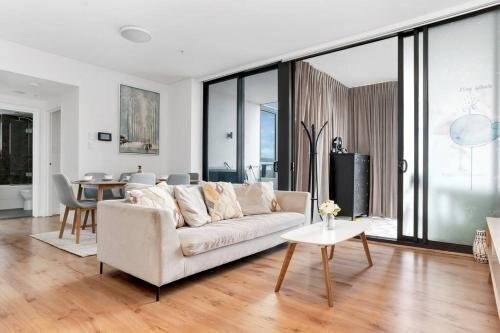 Amazing City Harbour View Large Apt In Rhodes Sydney Price Address Reviews