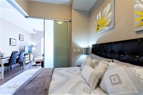 Upscale Suite at CN Tower, Metro Convention & Rogers Centre - Tap to explore photos