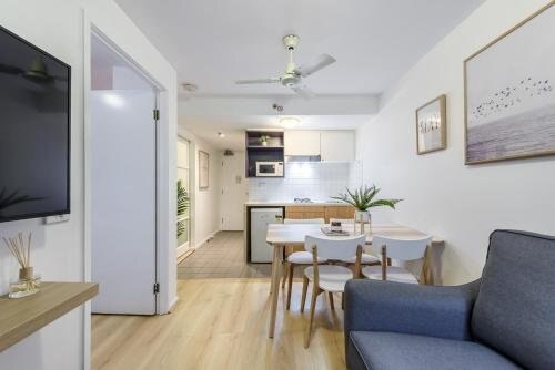 WOW Apartment on Flinders - Tap to explore photos