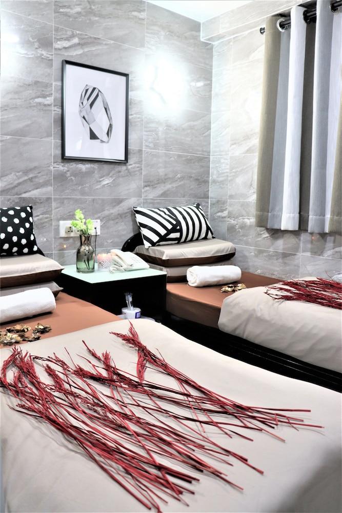 Metrocity Lounge Room Type - Deluxe Twin Room