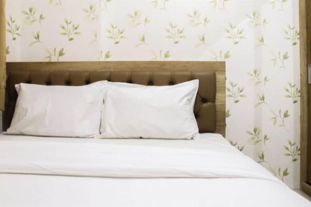Well Designed 2BR Green Pramuka Apartment
