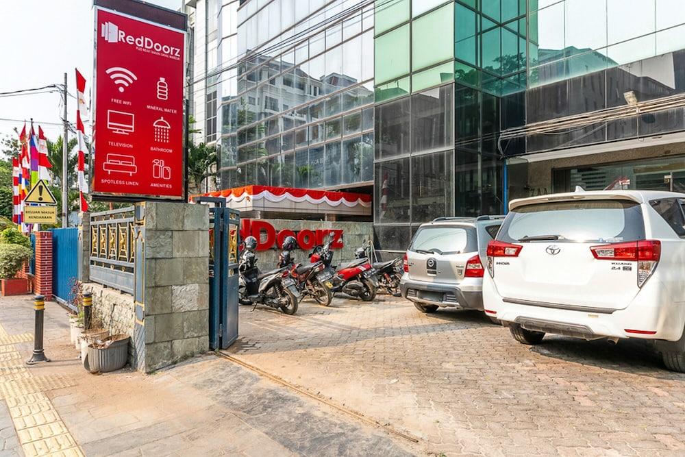 RedDoorz Plus near Taman Ismail Marzuki - Tap to explore photos