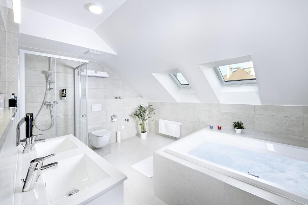 DownTown Suites Jugoslavska Room Type - Deluxe Apartment, 1 Bedroom, Bathtub