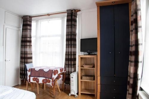 Caledonian Studio Flats Room Type - One-Bedroom Suite