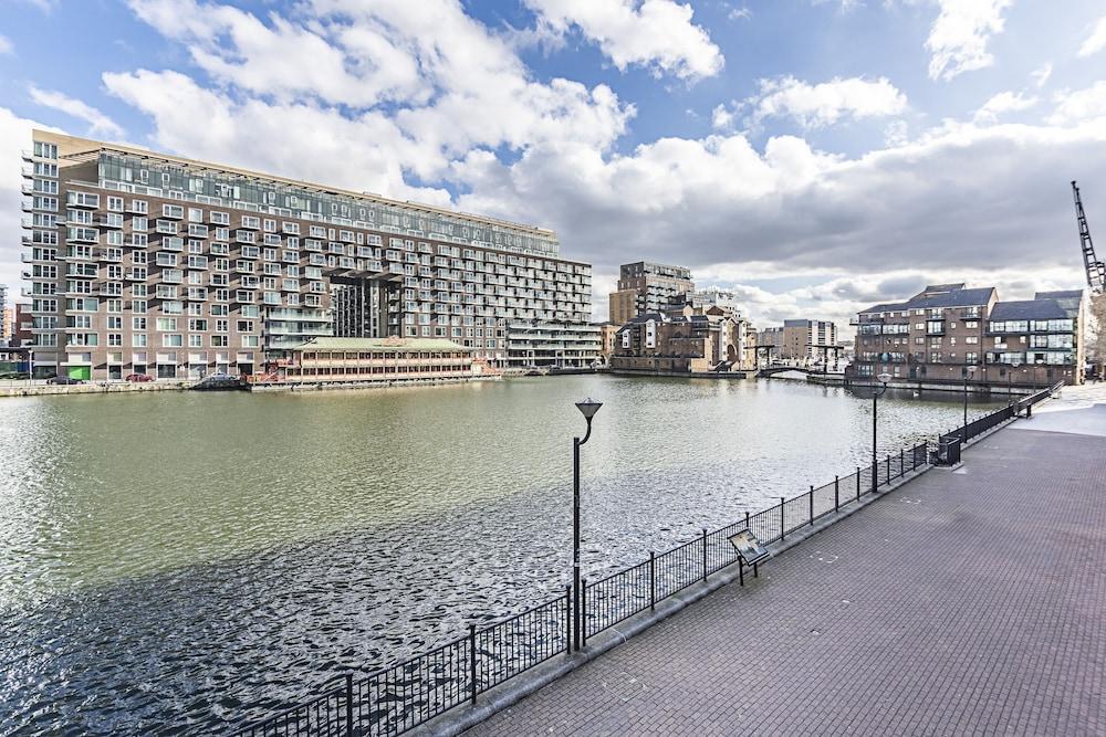 Canary Wharf Luxury Apartments - Tap to explore photos