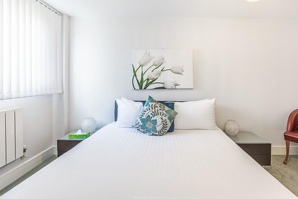 Canary Wharf Luxury Apartments - Tap to explore photos