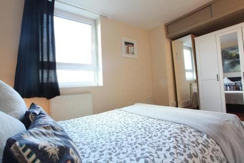 Chelsea off Kings Road One Bedroom Apartment with balcony - Tap to explore photos