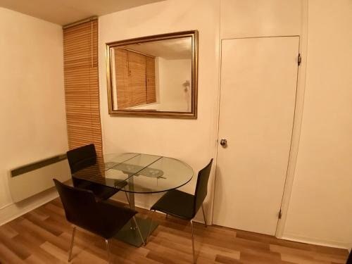 Central apartment 5 mins Putney tube station - Tap to explore photos