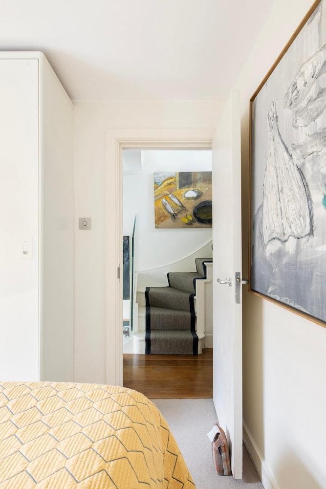 Unique 2bed Apartment, Portobello Rd - Tap to explore photos