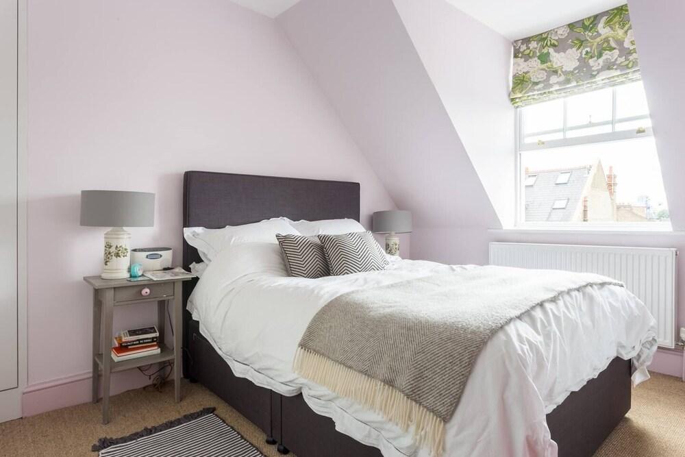 Delightful 1 bed Apartment in Shepherd's Bush - Tap to explore photos