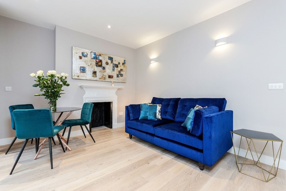 Stylish 2bed 2bath in Notting Hill - Tap to explore photos