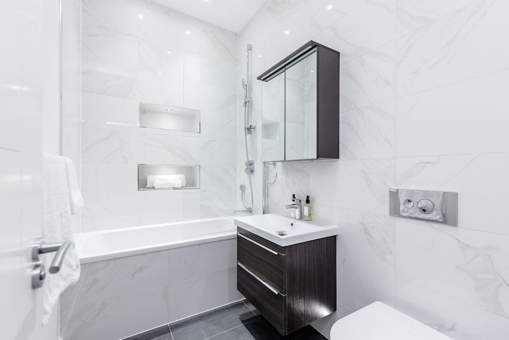 Stylish 2bed 2bath in Notting Hill - Tap to explore photos