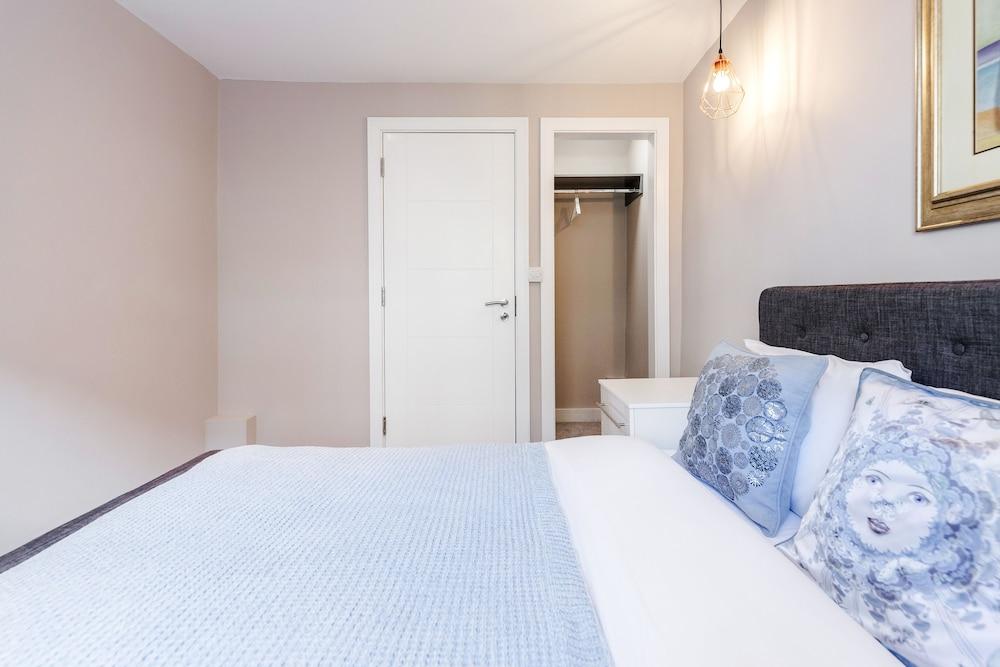 Stylish 2bed 2bath in Notting Hill - Tap to explore photos