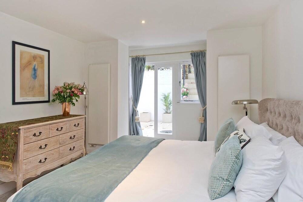 Fantastic 3 Bed Apartment In Earls Court - Tap to explore photos