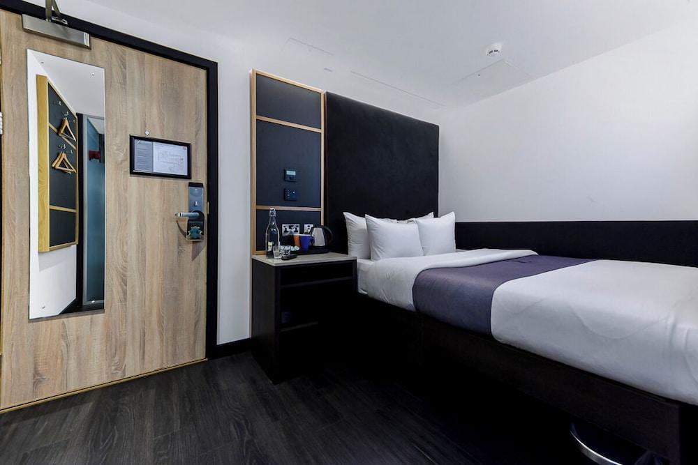 The Z Hotel Holborn Room Type - Queen Room, No Windows