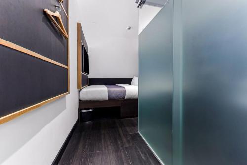 The Z Hotel Holborn - Tap to explore photos