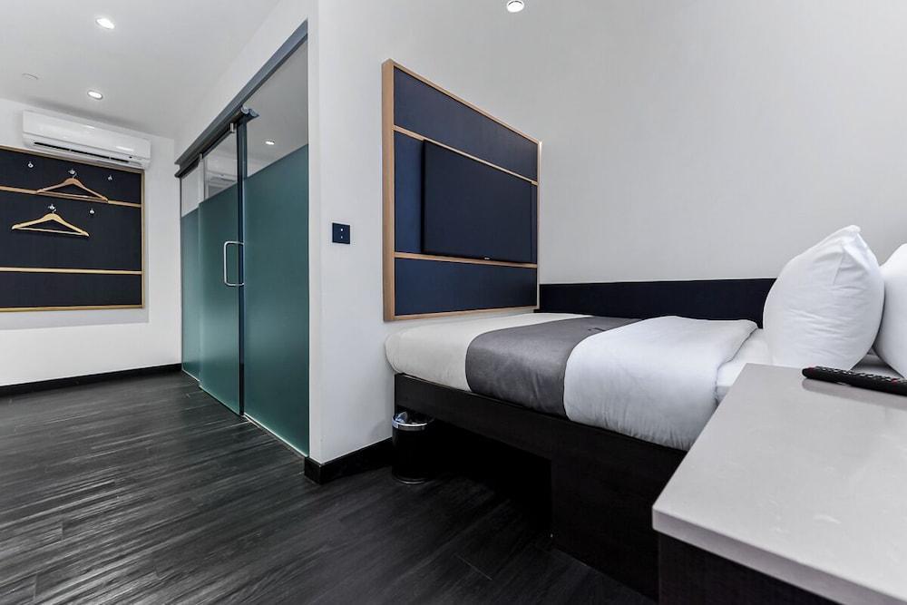 The Z Hotel Holborn Room Type - Queen Accessible Room
