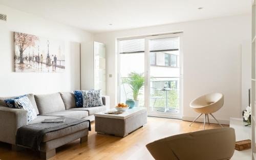 Fabulous 3 Bed 2 Bath near Victoria Station - Tap to explore photos