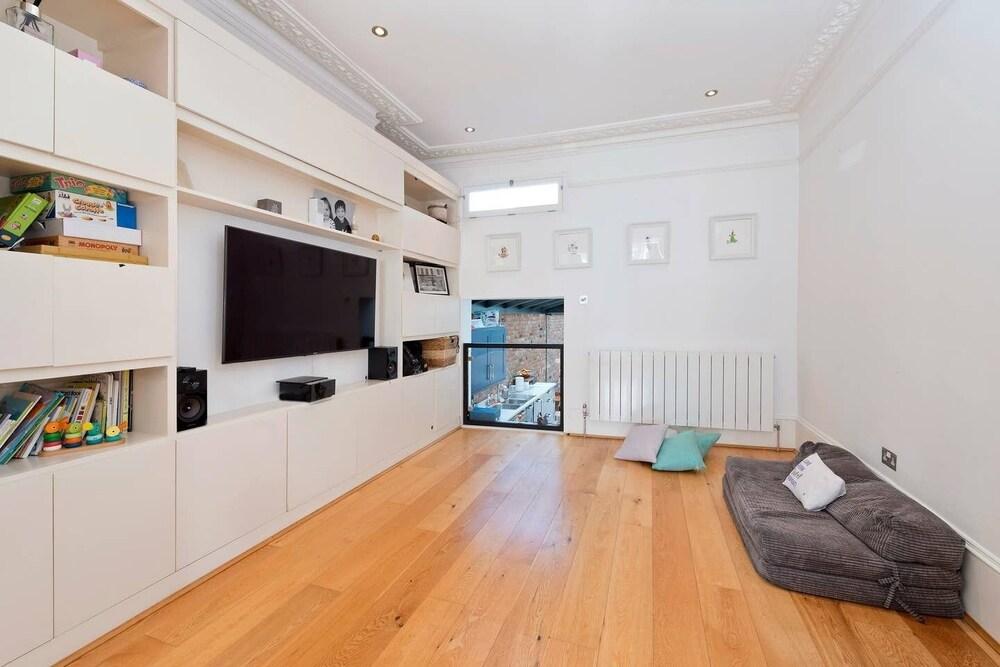 Bright & Spacious 5 Bed House in Charming Putney - Tap to explore photos