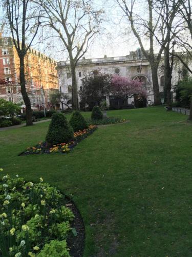 Walk to Notting Hill /Paddington 1 B/R with patio - Tap to explore photos