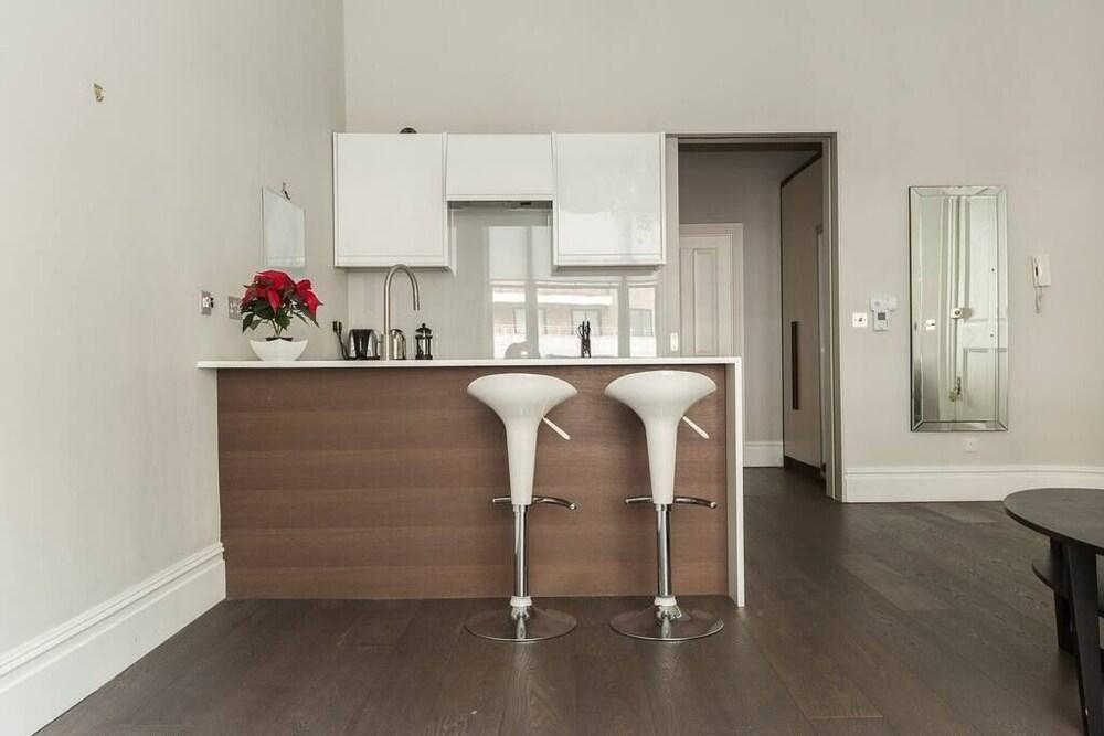 Modern 1BR Period Property in Kensington - Tap to explore photos