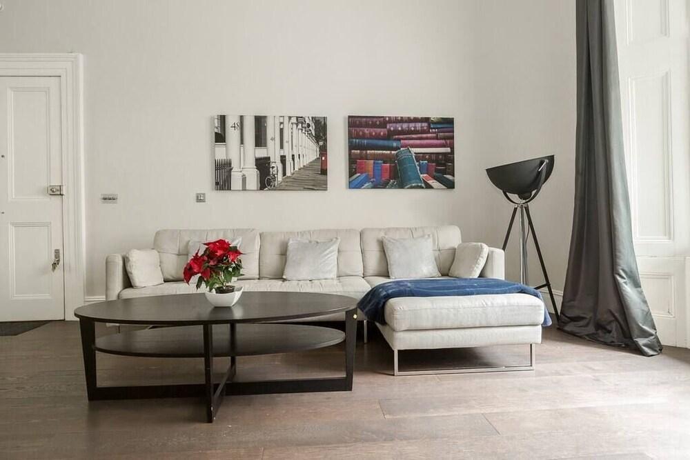 Modern 1BR Period Property in Kensington - Tap to explore photos