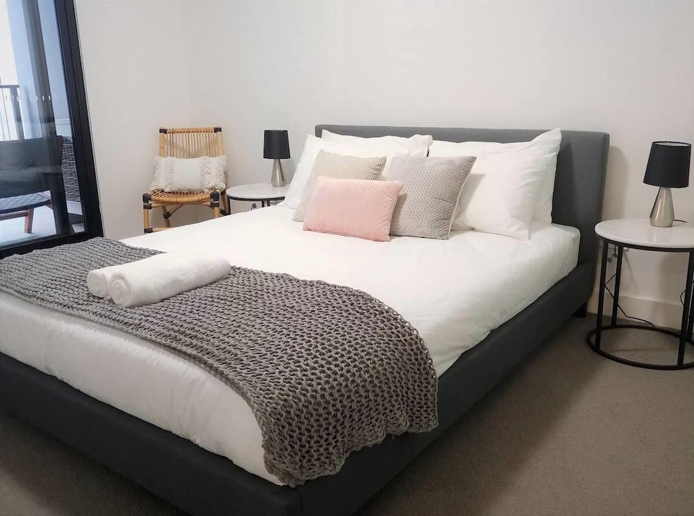 Luxury 1 Bedroom 1 Study With 1 Parking - Tap to explore photos