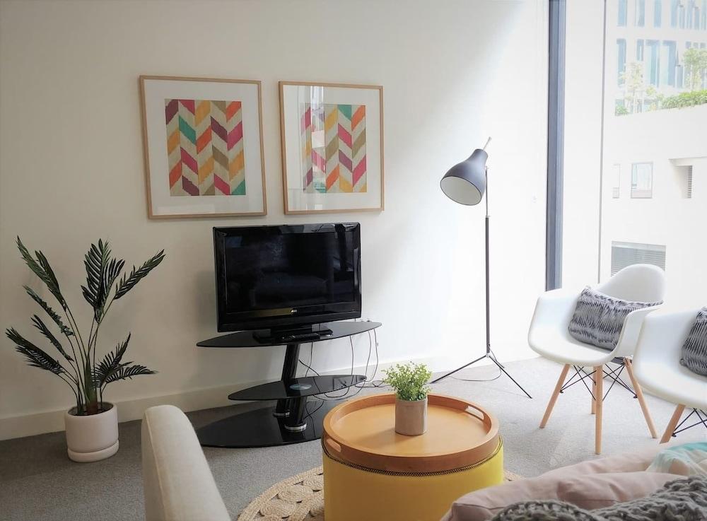 Luxury 1 Bedroom 1 Study With 1 Parking - Tap to explore photos