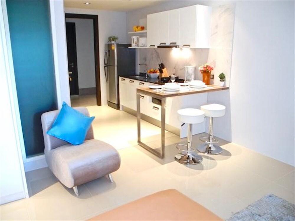 Emerald Patong New Studio with Balcony - Tap to explore photos