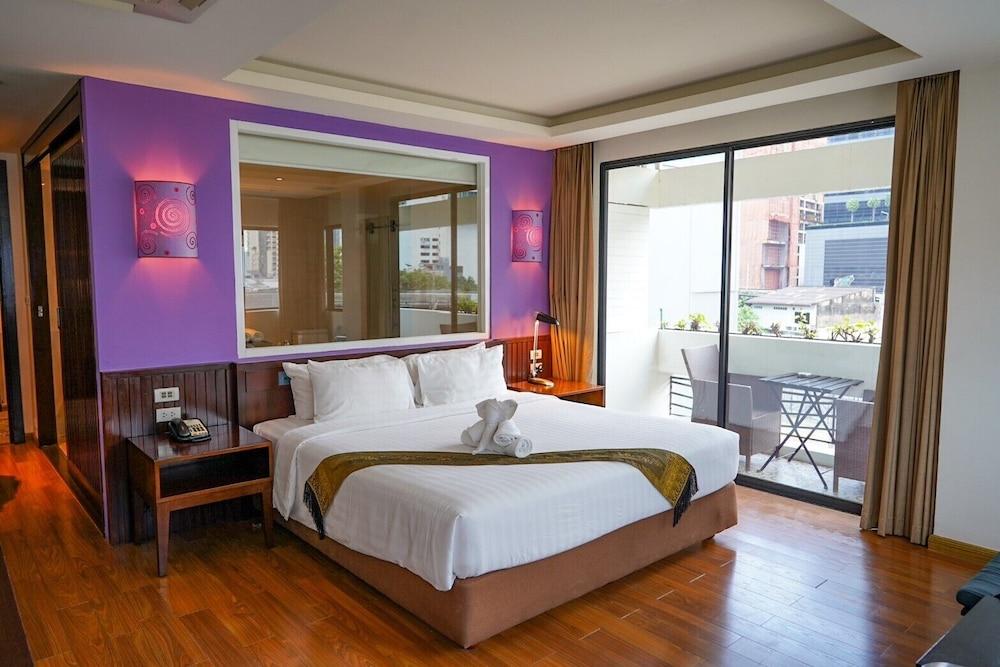 Hotel Mermaid Bangkok Room Type - Premier Triple Corner