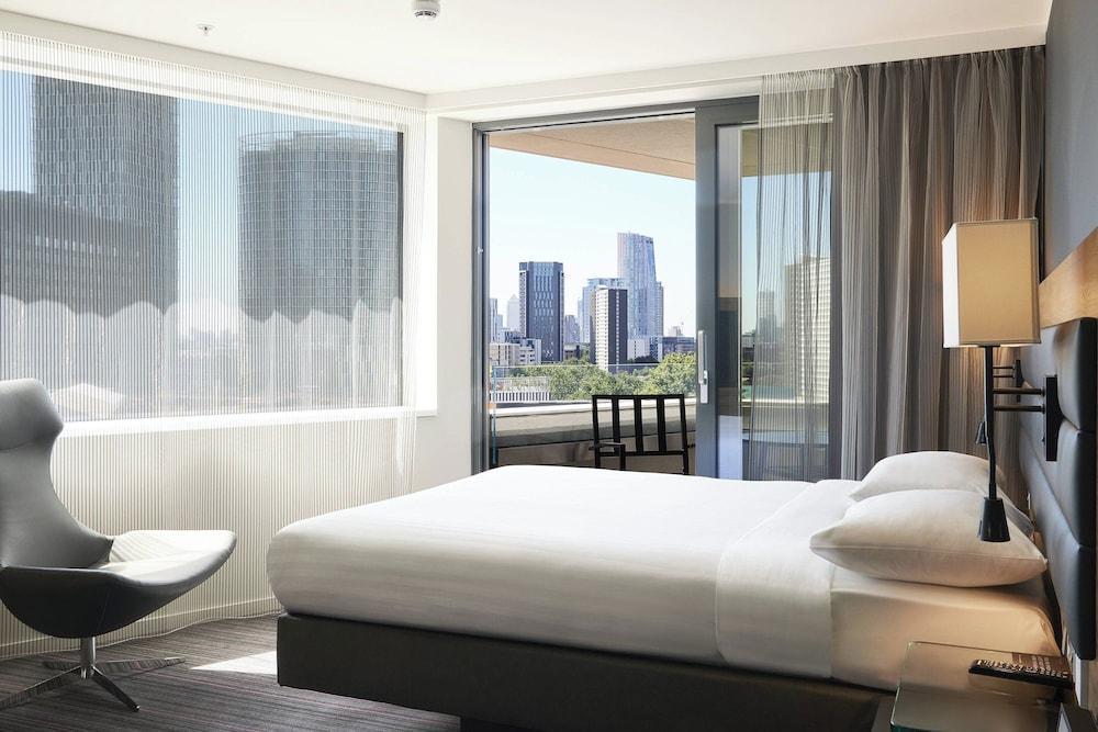 MOXY London Stratford Room Type - Premium Room, 1 Queen Bed, Balcony