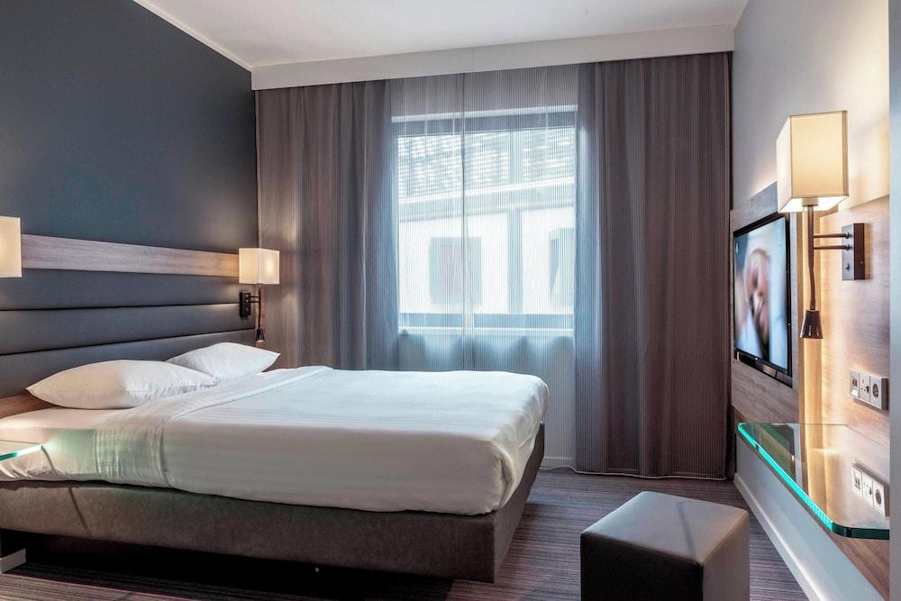 MOXY London Stratford Room Type - Room, 1 Queen Bed