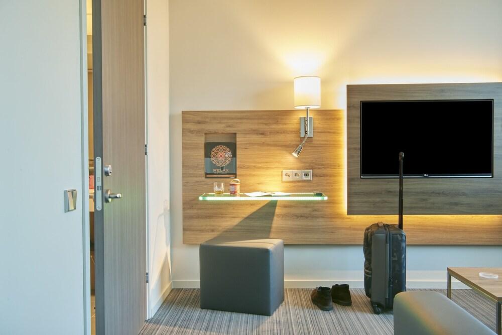 MOXY London Heathrow Airport by Marriott - Tap to explore photos