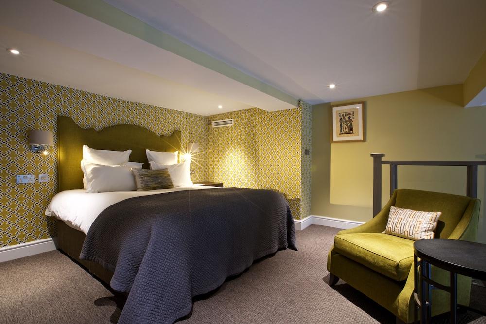 54 Queens Gate Hotel - Tap to explore photos