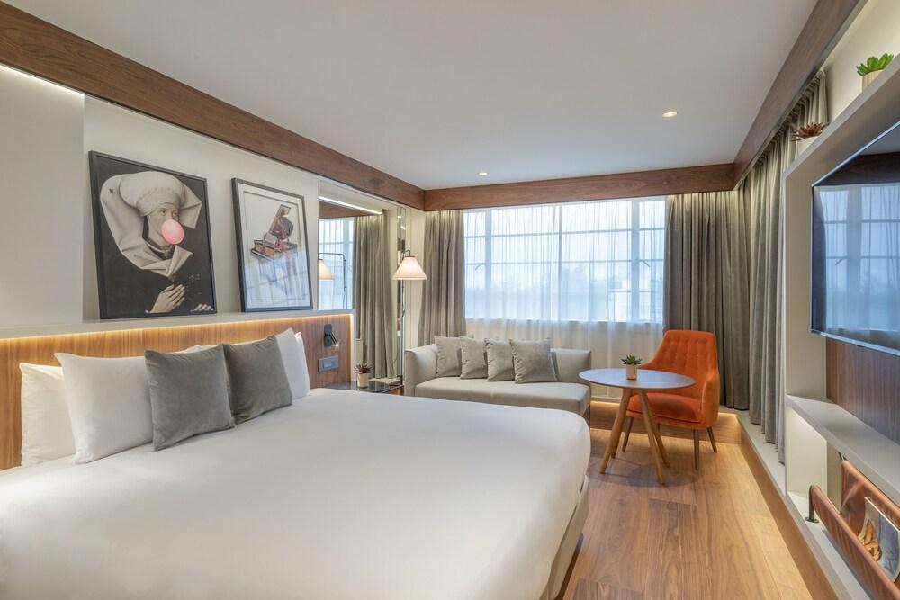 Melia White House Hotel Room Type - Premium Room (Connecting) Melia White House Hotel Room Type - Premium Room (Connecting)