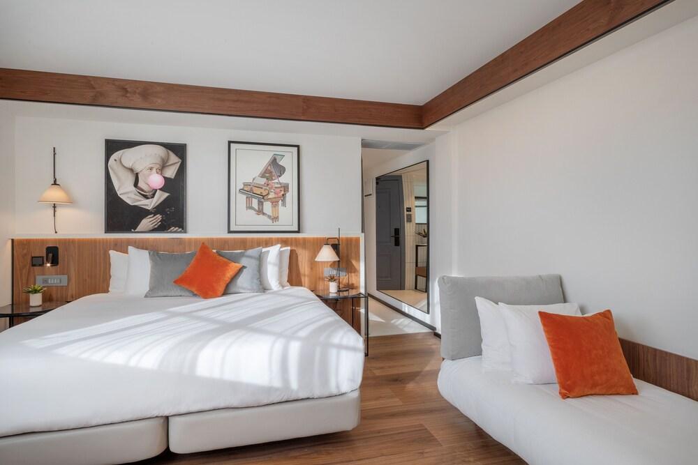 Melia White House Hotel Room Type - Premium Room (The Level, Executive Lounge Access)